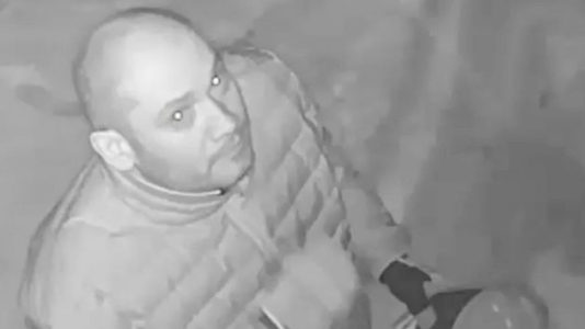 Burglar says a prayer before breaking into a clothing story in New York