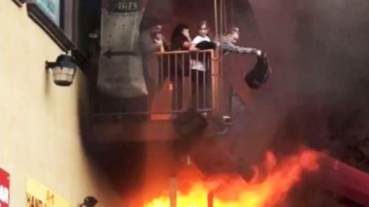 Dramatic video shows children escaping from balcony of burning building
