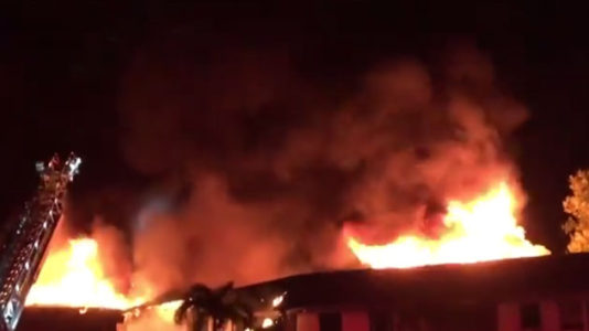 Blaze tears through senior community in Florida