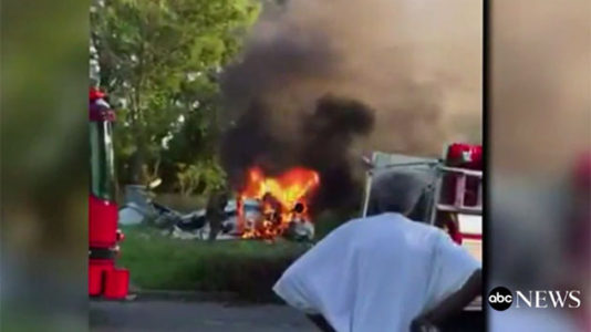 Small plane crash kills 2 in Detroit as witnesses rescue pilot