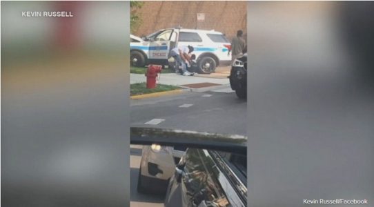 Good Samaritans come to the aid of police officers after serious crash: Video