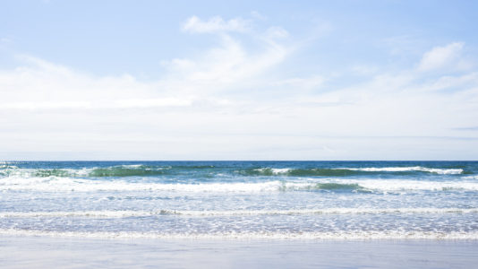 Couple dies after being swept out to sea in front of their daughter in Oregon