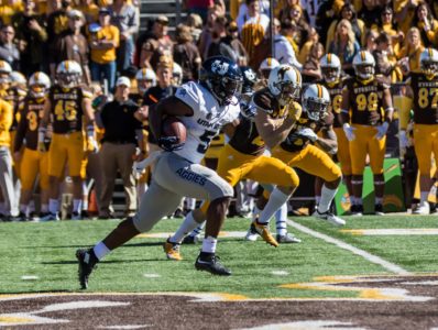 Thompson’s 2 TDs lead Utah State over Wyoming 24-16