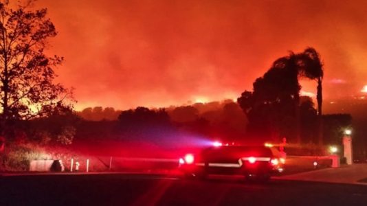 Entire city of Malibu evacuated as fires race through Southern California, jump 101 Freeway