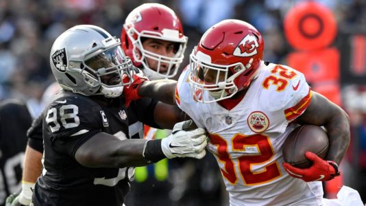 Mahomes throws 4 TDs to lead Chiefs past Raiders 40-33