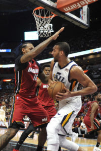 Wade’s late free throws lift Heat past Jazz, 102-100