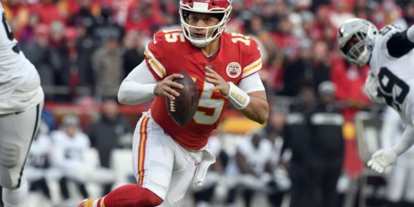 Chiefs romp past Raiders 35-3 to clinch AFC West, No. 1 seed