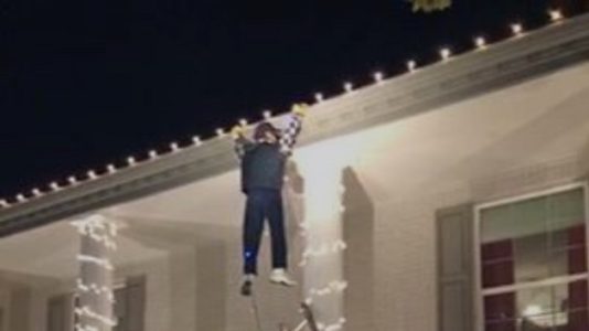 Passerby panics after seeing fake Clark Griswold hanging off roof in ‘Christmas Vacation’-inspired lights display