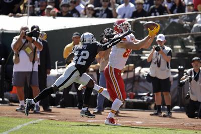 Mahomes’ 4 TDs in 2nd quarter lead Chiefs past Raiders 28-10