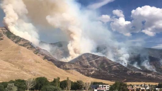 Firefighters battle fast-growing blaze in Tooele County