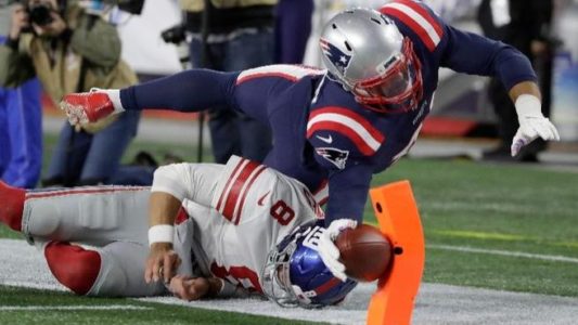 Patriots force 4 turnovers, beat Giants 35-14 to reach 6-0