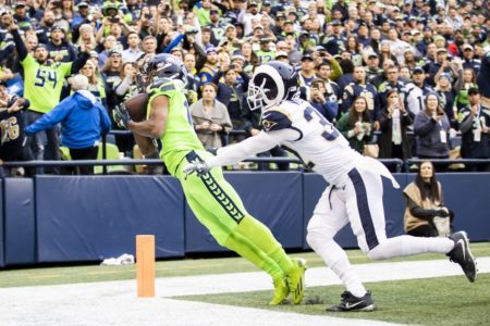 Wilson throws 4 TD passes, Seahawks hold off Rams 30-29