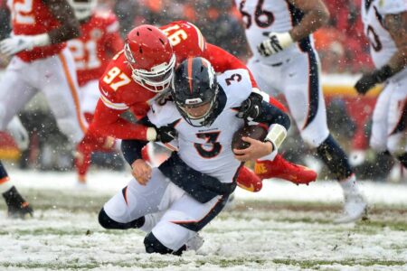 Chiefs roll to 23-3 victory over Broncos at snowy Arrowhead