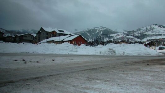 Snowboarder caught in Utah avalanche dies