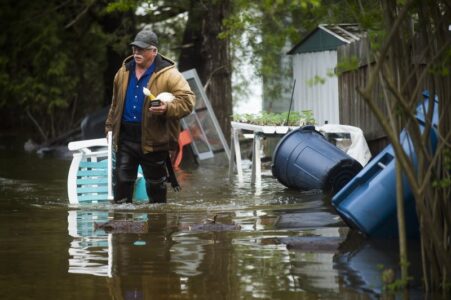 Thousands evacuated as river dams break in central Michigan