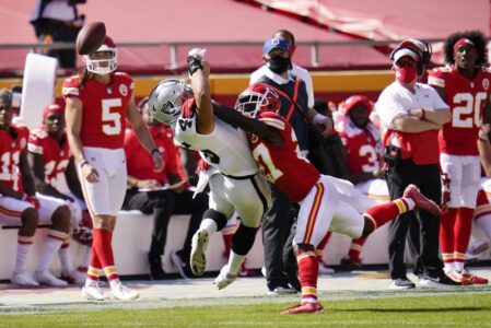 Carr helps Raiders snap Chiefs’ 13-game win streak, 40-32