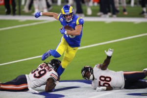 INGLEWOOD, CALIFORNIA - OCTOBER 26: Cooper Kupp #10 of the Los Angeles Rams evades a tackle from Danny Trevathan #59 of the Chicago Bears in the third quarter at SoFi Stadium on October 26, 2020 in Inglewood, California. (Photo by Joe Scarnici/Getty Images)