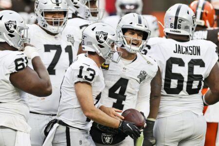 Carr, Raiders overcome windy, wintry weather to down Browns
