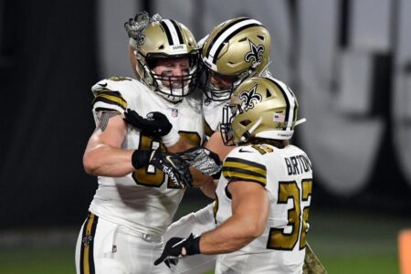 Brees Throws 4 TD Passes, Saints Rout Brady, Buccaneers 38-3