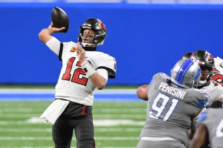 Brady-Led Bucs Top Lions 47-7 to End 13-Year Playoff Drought