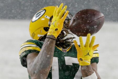 Adams Shines in Snow as Packers Trounce Titans 40-14