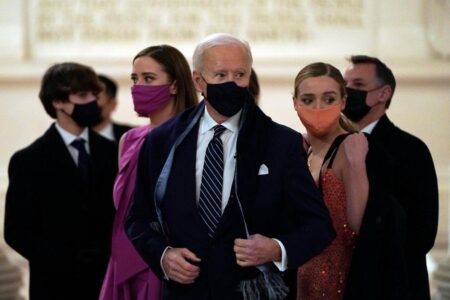 Biden to Sign Virus Measures, Requires Mask Use to Travel