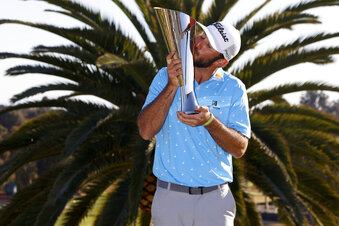 Max Homa le da un beso al trofeo en el green de práctica tras ganar el orneo Genesis Invitational en el club de golf Riviera Country Club el domingo 21 de febrero del 2021 en Los Ángeles. (AP Photo/Ryan Kang)