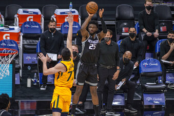 Sacramento Kings forward Chimezie Metu (25) shoots a three point basket against Utah Jazz forward Ersan Ilyasova (77) during the first quarter of an NBA basketball game in Sacramento, Calif., Wednesday, April 28, 2021. (AP Photo/Hector Amezcua)