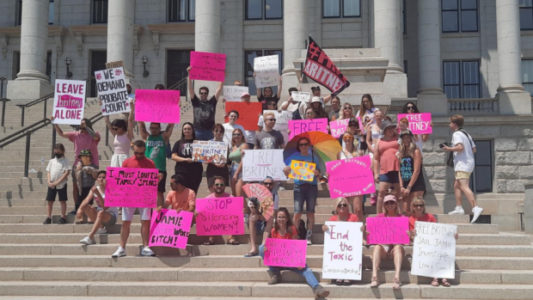 Dozens gather in Utah to back Britney Spears in court fight
