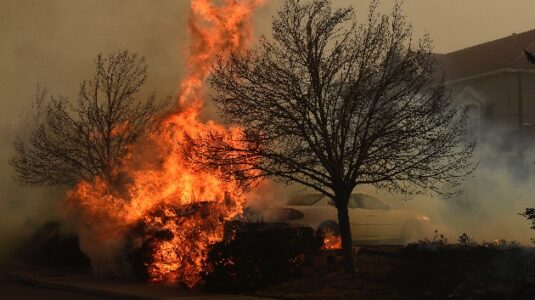 Hundreds of homes lost amid fast-spreading Colorado fires