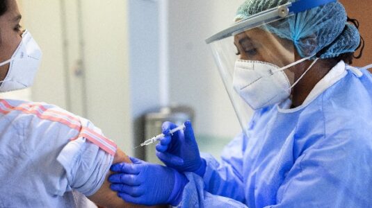 COVID live updates: Omicron variant makes up 95% of all COVID cases in US