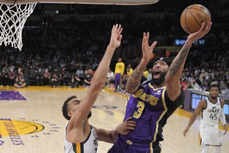 Lakers’ Anthony Davis badly rolls right ankle against Jazz
