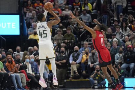 Gobert back, Mitchell leads way for Jazz in win over Rockets