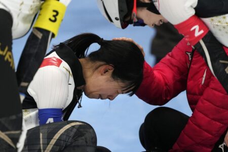 Norway repeats Olympic team pursuit gold; Japan skater falls