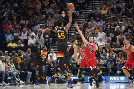 Mitchell scores 25 of 37 points in 3rd, Jazz beat Bulls