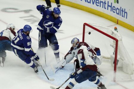 Lightning bounce back, beat Avalanche 6-2 in Game 3