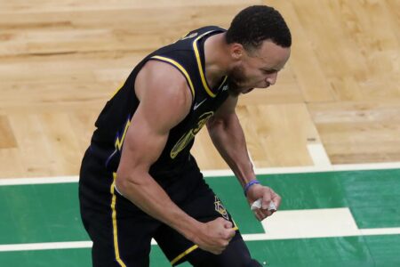 Curry scores 43 to beat Boston, Warriors tie NBA Finals 2-2
