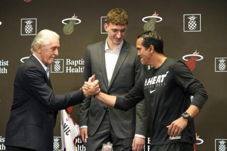 Lakers top Heat, Kings top Warriors at California Classic