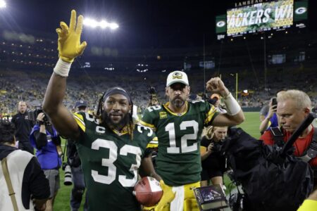 Rodgers, Packers lean on Jones, take care of Bears 27-10