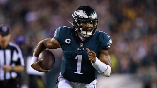 Jalen Hurts rebounds with 3 TD passes as Eagles snap losing streak in 31-0 rout of Raiders