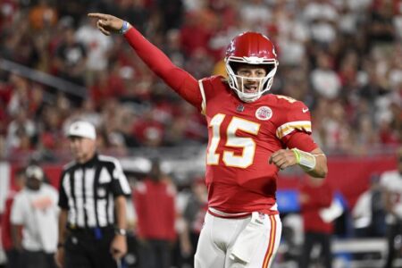 Patrick Mahomes leads Chiefs to 31-0 rout of Raiders as Rashee Rice returns with 2 TDs