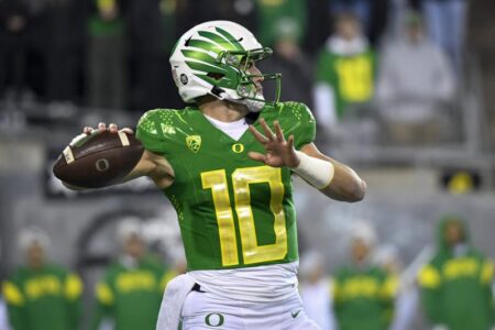 No. 12 Oregon stays in Pac-12 hunt, tops No. 10 Utah 20-17