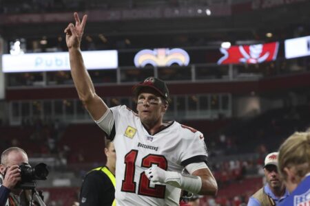 Brady throws last-minute TD pass, Bucs beat Rams 16-13