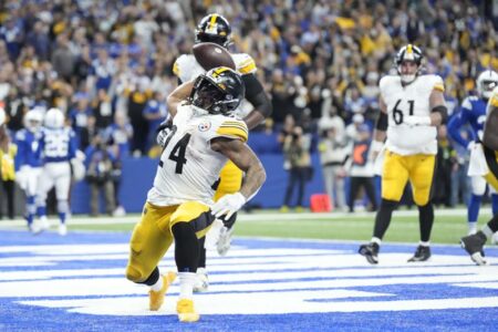 Snell runs for go-ahead TD, Steelers hold off Colts 24-17