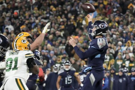 Tannehill leads Titans to 27-17 victory over Packers