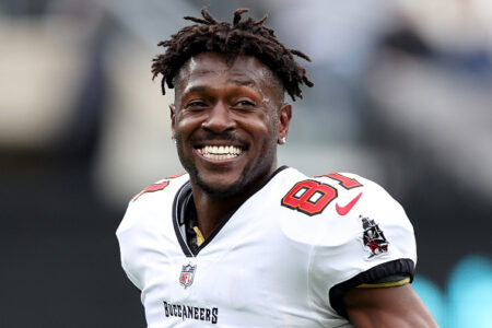 Police seek to arrest former NFL wide receiver Antonio Brown for domestic battery