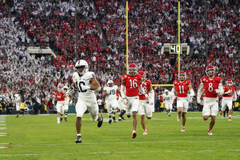 Penn State running back Nicholas Singleton (10) runs toward the end zone for a touch down during the second half in the Rose Bowl NCAA college football game against Utah Monday, Jan. 2, 2023, in Pasadena, Calif. (AP Photo/Mark J. Terrill)