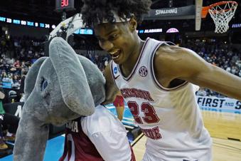 Alabama forward Nick Pringle (23) celebrates with the mascot after Alabama beat Grand Canyon in a second-round college basketball game in the NCAA Tournament in Spokane, Wash., Sunday, March 24, 2024. (AP Photo/Ted S. Warren)