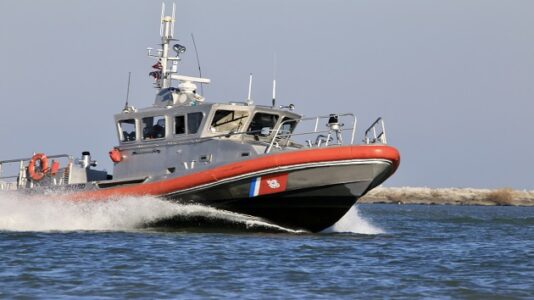 Stranded kite surfer rescued after writing ‘HELP’ out of rocks in the sand