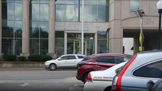 Boyfriend kills girlfriend, her mother in shooting outside Kentucky courthouse: Police